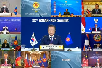 Tổng thống Hàn Quốc Moon Jae-in (giữa) phát biểu tại Hội nghị cấp cao ASEAN-Hàn Quốc theo hình thức trực tuyến, ngày 26/10/2021. (Ảnh: AFP/TTXVN)