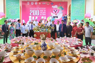 Đại biểu xem trình bày 200 món ăn từ sen.