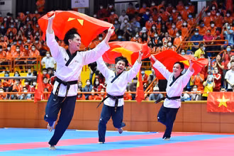 Trần Hồ Duy, Nguyễn Đình Khôi, Nguyễn Thiên Phụng ăn mừng sau khi giành Huy chương Vàng nội dung Quyền tiêu chuẩn đồng đội nam.