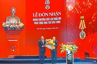 Chủ tịch nước Nguyễn Xuân Phúc trao Huân chương Độc lập hạng Nhì tặng nhà thơ Hữu Thỉnh.