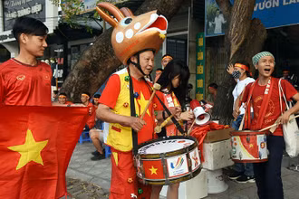 Cổ động viên tiếp lửa các cầu thủ U23 Việt Nam. (Ảnh TRẦN HẢI)