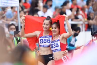 Ảnh đẹp SEA Games 31: Niềm hạnh phúc của 2 vận động viên điền kinh Nguyễn Thị Hiền và Quách Thị Lan