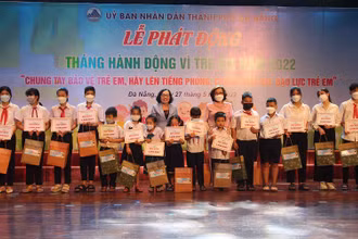 Trao quà, học bổng cho trẻ em nghèo, vượt khó.