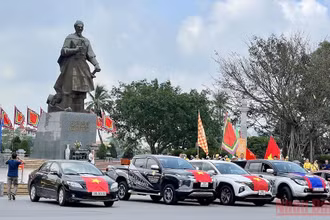 Hội Cổ động viên bóng đá Nam Định diễu hành trước tượng đài Quốc Công Tiết Chế Hưng Đạo Đại Vương Trần Quốc Tuấn để “hâm nóng” không khí trước trận đấu.
