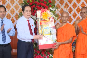 Phó Chủ tịch Thường trực Quốc hội Trần Thanh Mẫn tặng quà Ban trị sự Giáo hội Phật giáo Việt Nam thành phố Cần Thơ. Ảnh: THANH TÂM