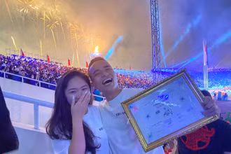Niềm hạnh phúc sau màn cầu hôn độc đáo nhất mùa SEA Games 31. (Ảnh: MAI ANH)