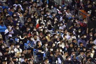 Khán giả theo dõi 1 trận đấu bóng chày tại Sân vận động Jamsil, Seoul, Hàn Quốc, ngày 29/4/2022. (Ảnh: Yonhap)