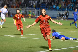 Huỳnh Như ăn mừng bàn thắng mở tỷ số cho đội tuyển bóng đá nữ Việt Nam trong trận chung kết bóng đá nữ SEA Games 31. (Ảnh: Thành Đạt)