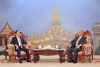 Phó Bí thư thành ủy, Chủ tịch Hội đồng nhân dân thành phố Hà Nội Nguyễn Ngọc Tuấn trao đổi với Chủ tịch Hội đồng nhân dân thủ đô Vientiane Anouphap Tounalom. (Nguồn: hanoimoi)