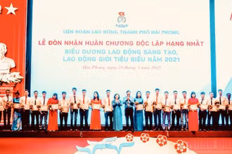 Biểu dương, trao bằng Lao động sáng tạo, bằng Lao động giỏi cho công nhân, người lao động thành phố Hải Phòng.