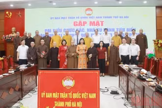 Các đại biểu chụp ảnh lưu niệm tại buổi gặp mặt. (Ảnh: Hạnh Nguyên)