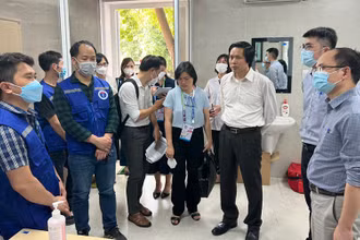 Đoàn công tác của Bộ Y tế kiểm tra trao đổi với cán bộ y tế tham gia phục vụ SEA Games 31 tại Vĩnh Phúc. Ảnh: Bộ Y tế