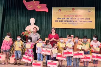 Quỹ Bảo trợ Trẻ em Việt Nam cũng Công ty cổ phần Quốc tế Bảo Hưng trao quà cho trẻ em khó khăn huyện Tiền Hải (tỉnh Thái Bình).