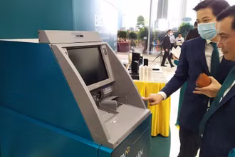 Khách hàng trải nghiệm rút tiền tại ATM bằng thẻ Căn cước công dân gắn chíp điện tử.