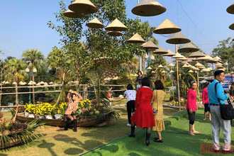 Du khách tham quan tại Làng Văn hóa Du lịch các dân tộc Việt Nam.