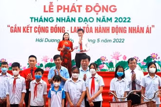 Các em học sinh có hoàn cảnh khó khăn được tặng xe đạp tại buổi lễ.