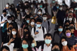Thái Lan áp dụng quy định bắt buộc đeo khẩu trang nơi công cộng từ năm 2021. (Ảnh: Reuters)