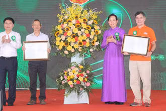 Lãnh đạo tỉnh Hà Nam trao Quyết định công nhận nhà đầu tư và Quyết định bàn giao đất, cho thuê đất để Tập đoàn FPT thực hiện dự án Tổ hợp giáo dục FPT UniSchool Hà Nam.