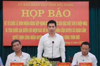Chủ tịch UBND huyện Hiệp Hòa phát biểu tại họp báo.