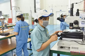 Ảnh minh họa: Công nhân lao động sản xuất tại Khu công nghiệp VSIP Bắc Ninh, tỉnh Bắc Ninh. (Ảnh: NGUYỄN ĐĂNG)