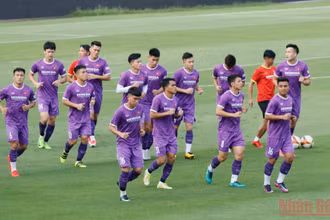 Đội tuyển U23 Việt Nam luyện tập làm quen sân vận động Việt Trì.