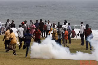 Cảnh sát thủ đô Colombo của Sri Lanka sử dụng hơi cay để giải tán đám đông. (Ảnh: REUTERS)