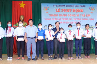 Đại diện lãnh đạo Sở Lao động-Thương binh và Xã hội; Quỹ Bảo trợ trẻ em tỉnh Ninh Thuận trao 10 suất học bổng cho trẻ em nghèo hiếu học trên địa bàn huyện Ninh Sơn.