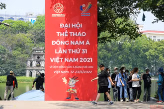 Pano, áp-phích tuyên truyền SEA Games 31 được đặt tại khu vực hồ Hoàn Kiếm. (Ảnh: THÀNH ĐẠT)