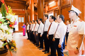Đoàn đại biểu tỉnh Nghệ An thành kính tưởng niệm Chủ tịch Hồ Chí Minh. (Ảnh: PHẠM BẰNG)