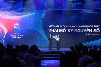 Thứ trưởng Nội vụ Vũ Chiến Thắng trao quyết định thành lập Hiệp hội Blockchain Việt Nam cho ông Hoàng Văn Huây, Chủ tịch Hiệp hội.