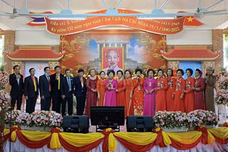 Bà con kiều bào biểu diễn bài hát ca ngợi Bác.