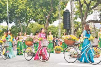 Hoạt động văn hóa - nghệ thuật tại không gian phố đi bộ hồ Hoàn Kiếm.
