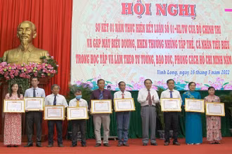 Tuyên dương, khen thưởng những tập thể và cá nhân điển hình tiêu biểu trong học tập và làm theo tư tưởng, đạo đức, phong cách Hồ Chí Minh. (Ảnh: BÁ DŨNG) 