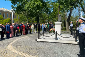 Lễ dâng hoa tại tượng đài Chủ tịch Hồ Chí Minh tại Vladivostok.