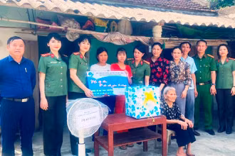 Công an Thanh Hóa trợ giúp trẻ có hoàn cảnh khó khăn ở xã Tân Thọ, huyện Nông Cống.