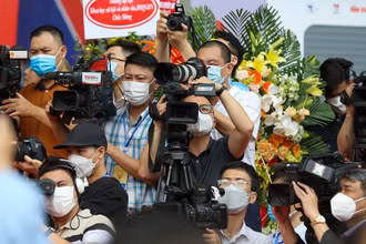 Phóng viên các cơ quan báo chí tác nghiệp tại Hội báo toàn quốc năm 2022. (Ảnh NGỌC CHÂU)