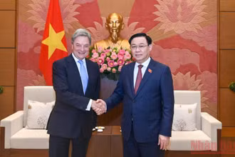 Chủ tịch Quốc hội Vương Đình Huệ và ông Michael Arthur, Phó Chủ tịch Cấp cao Tập đoàn Boeing kiêm Chủ tịch phụ trách Boeing toàn cầu tại buổi tiếp. (Ảnh Duy Linh)