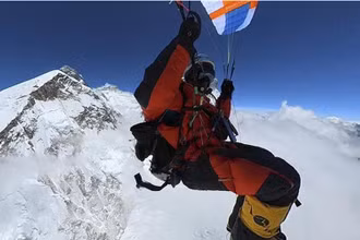 Ông Pierre Carter thực hiện cú nhảy với dù lượn từ đỉnh núi Everest, ngày 15/5/2022. (Ảnh: AFP/TTXVN)