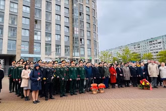 Đại diện chính quyền Saint Petersburg cùng đông đảo học viên quân sự Việt Nam và người dân Nga đặt hoa tại phiến đá - nơi dự kiến dựng tượng Bác Hồ. (Ảnh: QUẾ ANH)