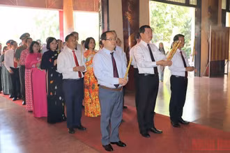 Lãnh đạo tỉnh Đồng Nai dâng hương Chủ tịch Hồ Chí Minh tại Văn miếu Trấn Biên.