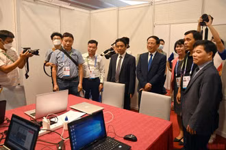 Các đại biểu tham quan Trung tâm truyền hình Quốc tế SEA Games 31. (Ảnh: Duy Linh)