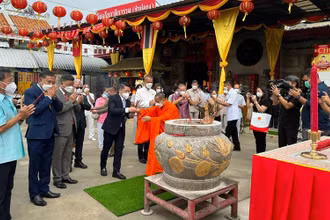 Phó Chủ nhiệm Ủy ban Nhà nước về người Việt Nam ở nước ngoài Ngô Trịnh Hà tại buổi lễ ở chùa Tam Bảo Công.