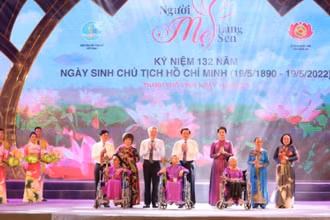 Các đồng chí lãnh đạo Đảng, Nhà nước tặng hoa các Bà mẹ Việt Nam Anh hùng, các nữ Anh hùng Lực lượng vũ trang nhân dân, Anh hùng Lao động trong thời kỳ đổi mới.