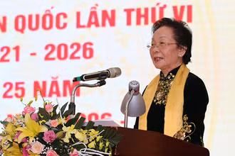 GS.TS Nguyễn Thị Doan, nguyên Phó Chủ tịch nước, Chủ tịch Hội Khuyến học Việt Nam khóa V phát biểu khai mạc Đại hội đại biểu toàn quốc Hội Khuyến học Việt Nam lần thứ V. (Ảnh: TA)