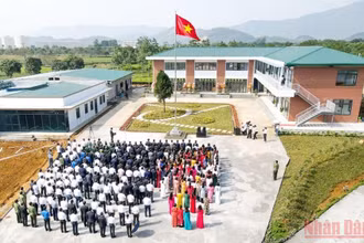 Đại học Quốc gia Hà Nội tổ chức Lễ chào cờ trong ngày đầu chuyển tụ sở làm việc tại Hòa Lạc.