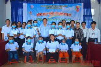 Chủ tịch tỉnh Cà Mau tặng quà cho trẻ em có hoàn cảnh đặc biệt khó khăn tại Trung tâm Bảo trợ xã hội tỉnh Cà Mau.