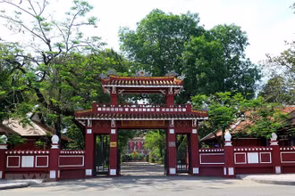 Trường Quốc Học luôn tự hào đã góp phần bồi đắp nên một nhân cách lớn, một bản lĩnh lớn, một lãnh tụ thiên tài cho dân tộc- Chủ tịch Hồ Chí Minh kính yêu. (Ảnh: Tường Vi/TTXVN)