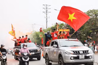 Cổ động viên cổ vũ trước trận bán kết bóng đá nam SEA Games U23 Việt Nam-U23 Malaysia tại Việt Trì, Phú Thọ, ngày 19/5. (Ảnh: Khiếu Minh)