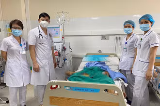 Bệnh nhân được chăm sóc tích cực tại Bệnh viện đa khoa Hòa Bình.