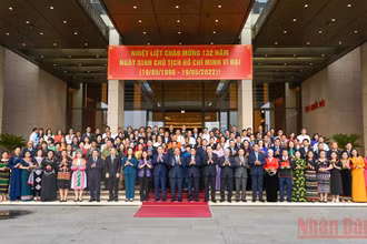 Chủ tịch nước Nguyễn Xuân Phúc, Thủ tướng Phạm Minh Chính, Chủ tịch Quốc hội Vương Đình Huệ cùng các đồng chí lãnh đạo Đảng, Nhà nước và các đại biểu Quốc hội là người dân tộc thiểu số. (Ảnh: DUY LINH)